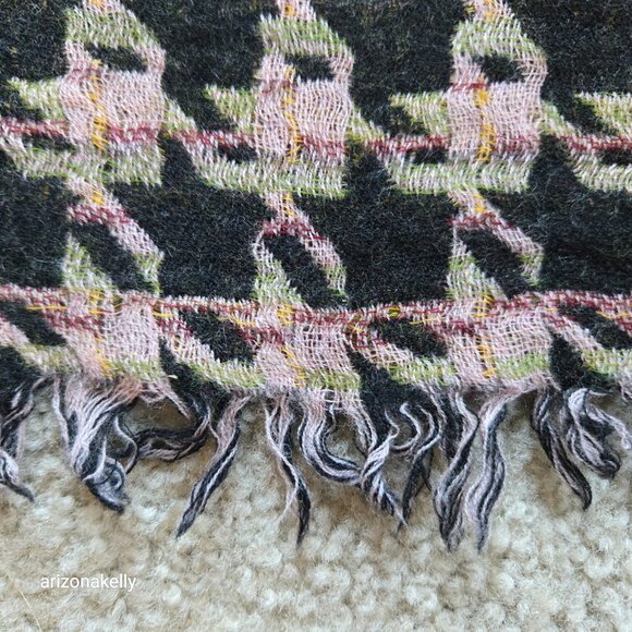 Wilfred 100% Wool Pink Houndstooth Scarf Reversible Aritzia - Picture 8 of 10